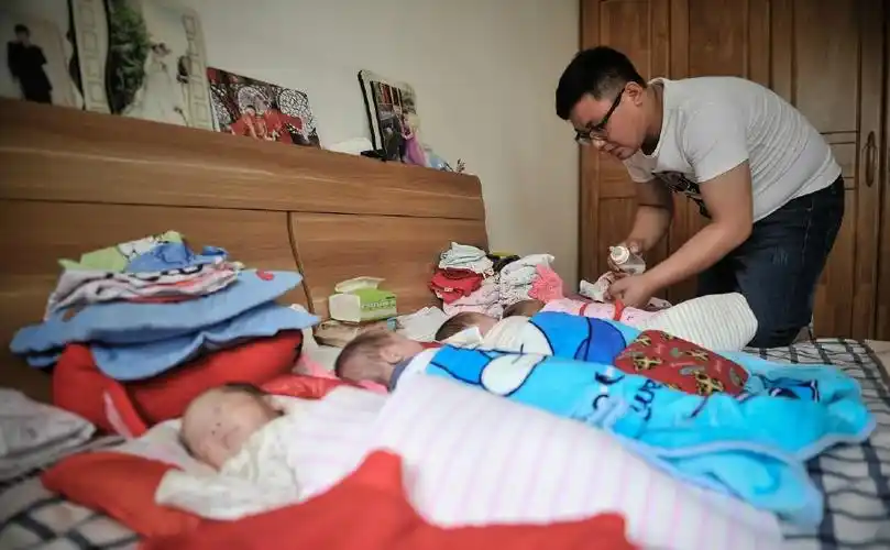 贪玩小伙一年内成四个孩子父亲,一罐奶粉三天就可以吃光|刘阳|张琪