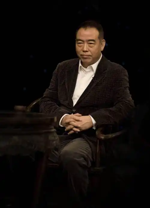 陈凯歌:情断洪晃,愧对倪萍,他为何转身就娶小16岁的陈红?