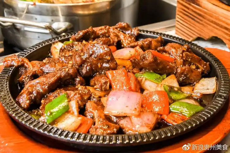 推荐菜品一:"铁板黑椒猪排""江龙饭店"除了乌江豆腐鱼是必须要点的