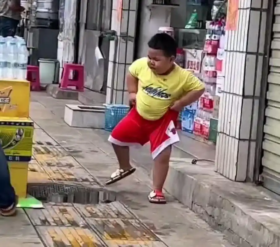 小朋友拎着裤子帮大人搬东西,看起来好可爱啊![滑稽]