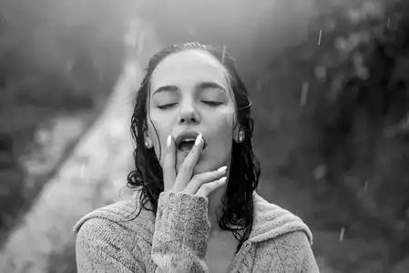 绝望的女人在哭泣.悲伤的女人不快乐和压力-家庭问题的概念.孤独概念.