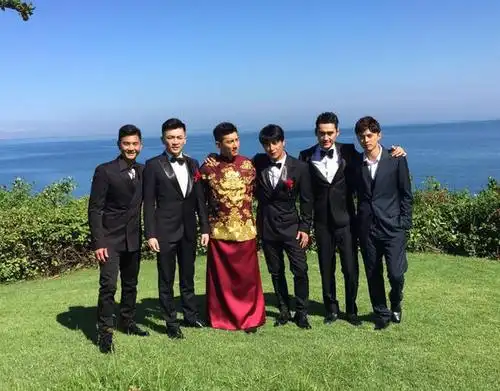 伴郎团横抱吴奇隆.