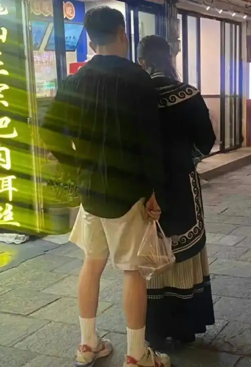 张馨予夫妇骑电车逛云南,摄影,保镖齐上阵,何捷被赞男友力爆棚