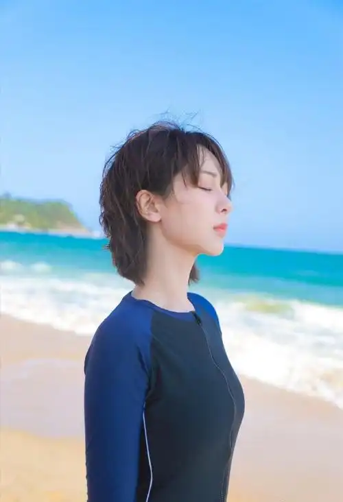 杨紫终于瘦了海边穿泳衣秀辣椒身材凹凸感强