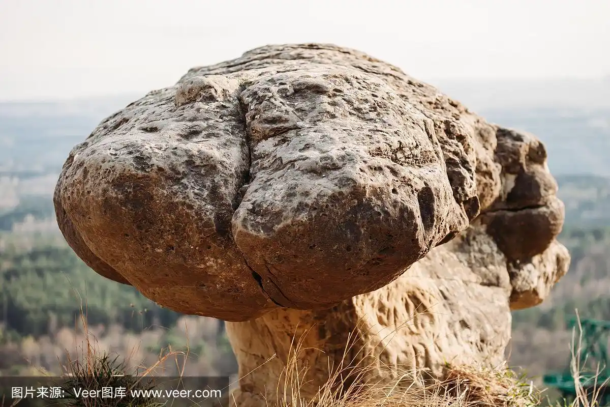 山腰上奇形怪状的美丽石头