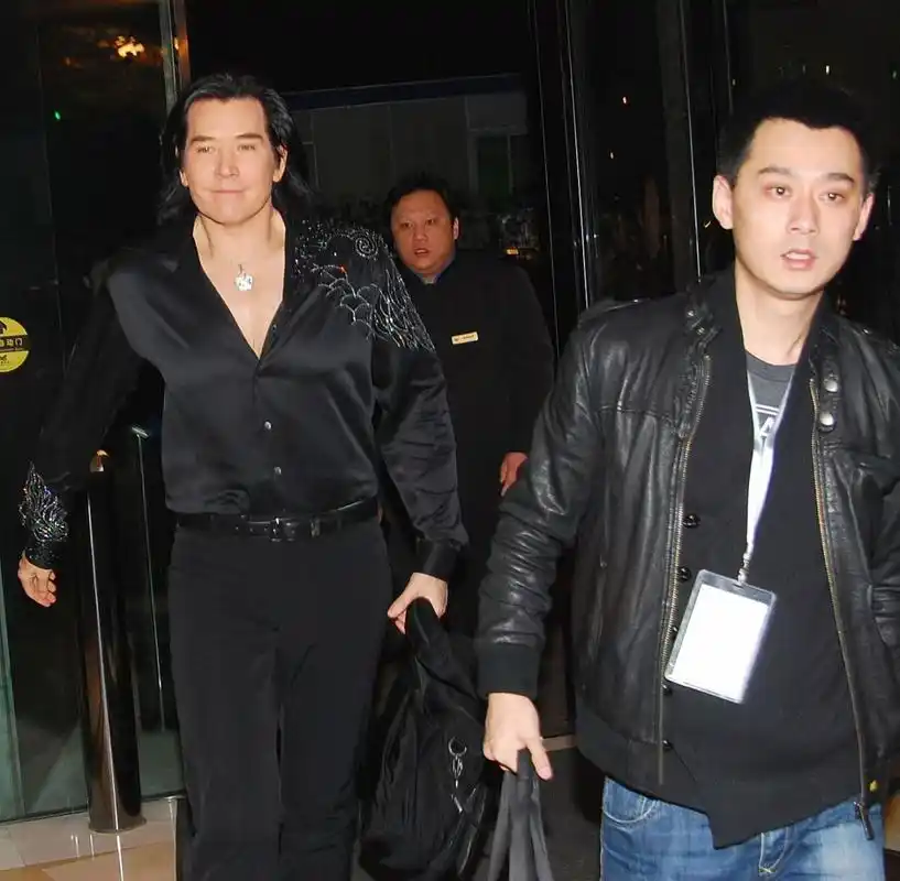 一直被高估 首先我没有黑费翔的意思,费翔年轻报身高190,是穿鞋身高