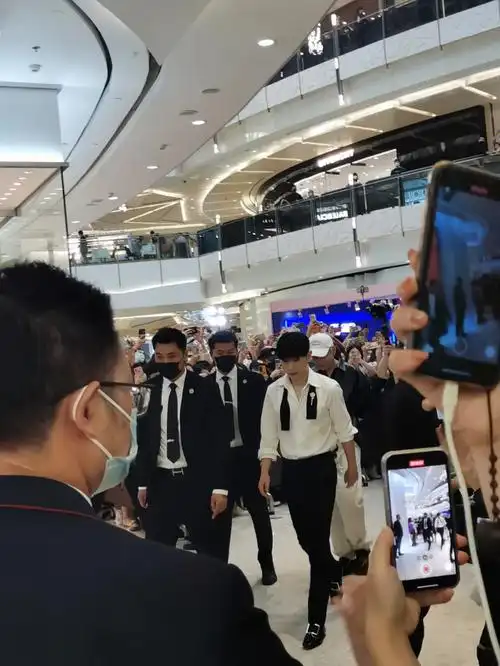 啊啊啊在上海国金中心出差偶遇邓伦