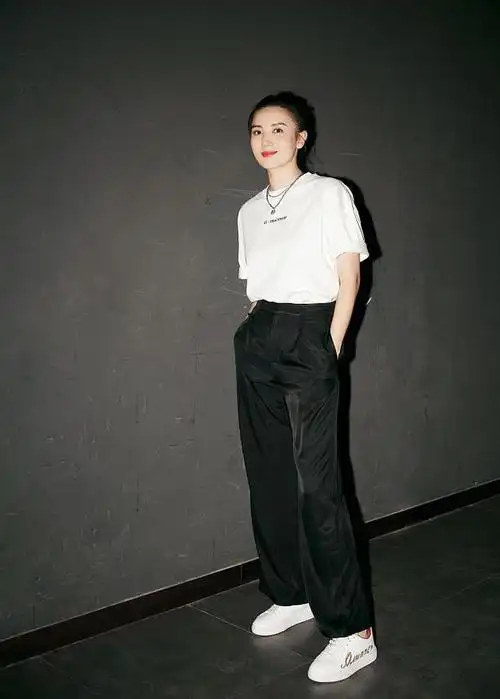 宋佳黑白系穿搭高级简约 新剧与老虎上演别样母女情深