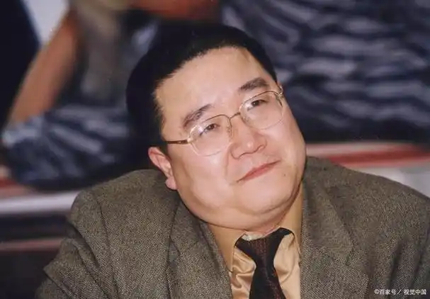 据说,离婚的原因是英达出轨了一位年轻女演员,而