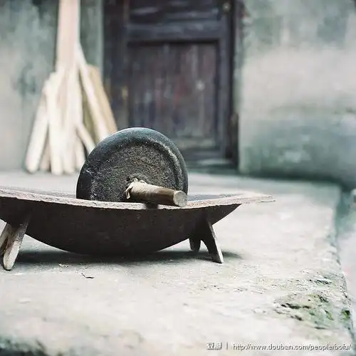 娭毑家最古老的东西,用来碾药的碾子