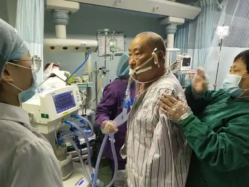 带着呼吸机我一样"溜达"