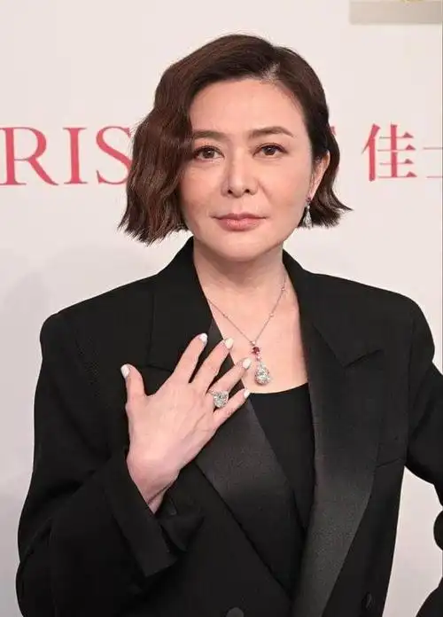 出了女星关之琳的生活照片,镜头中,关之琳身穿黑色毛绒外套,一头短发