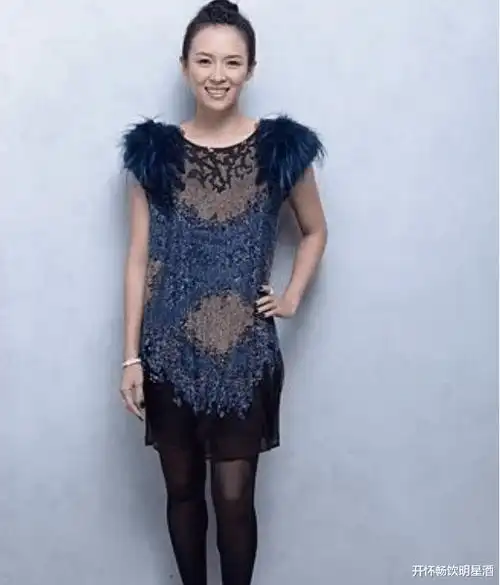 毛造型的连衣裙儿,这样子的连衣裙儿可以说是非常的独特,章子怡选择