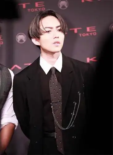 事业巅峰期息影入伍,复出人气不如薛之谦,但在这件事上他却赢了