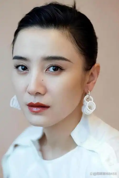 宋佳43岁了还没结婚她的感情史堪称娱乐圈的一大奇观