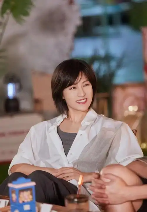 陆毅鲍蕾合体录综艺,穿情侣鞋甜蜜吸睛,陆毅西装配短裤个性时髦