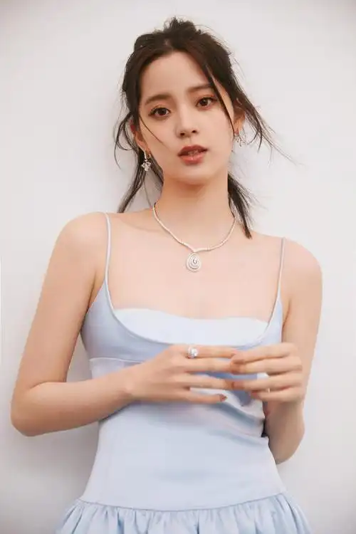 但是,没关系!欧阳娜娜穿浅蓝色吊带抹胸裙来了,造型真是令人惊艳.