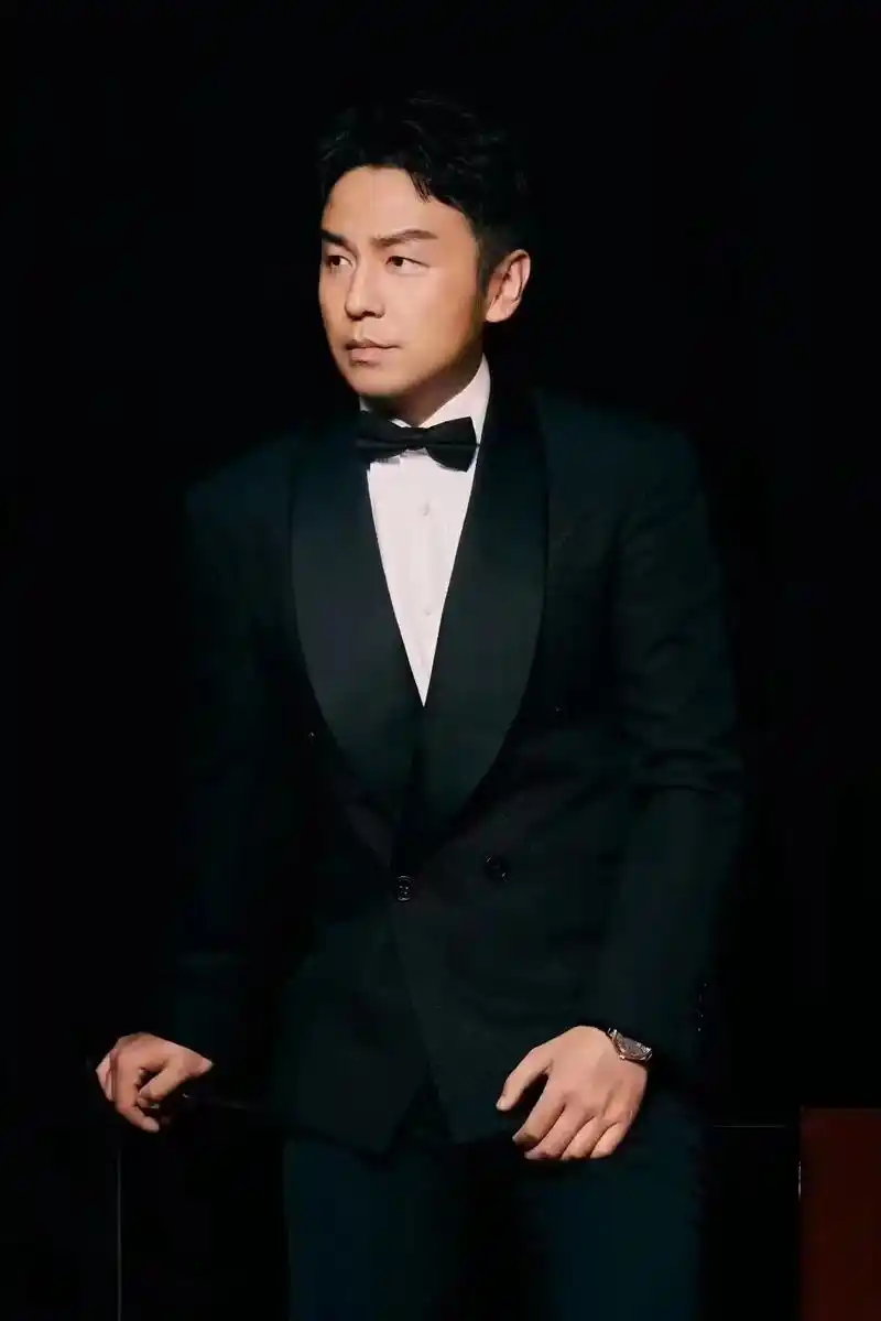 雷佳音获金鹰奖最佳男主角 影帝选择双排一粒扣礼服出席重要时 - 抖
