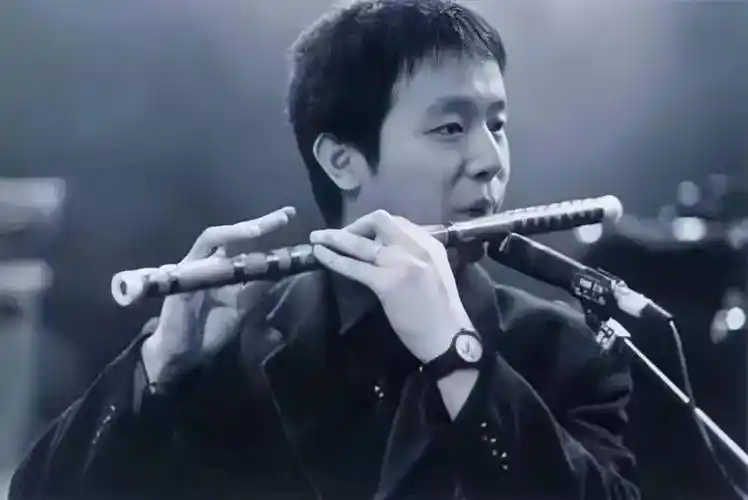 窦唯:骑电驴下饭馆,秃顶扎辫,只唱无字歌,54岁活得太"仙"了_音乐_演出