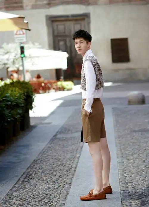 果然年纪小就好处多多,刘昊然这身材一看就是还处于发育之中,又高又瘦