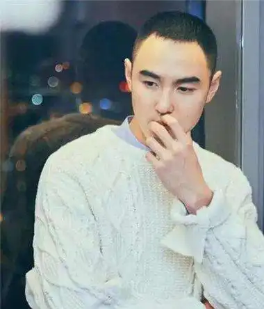 男生剃鬓角板寸短发发型,是特别适合兵哥哥的发型,将发际线上的头发梳