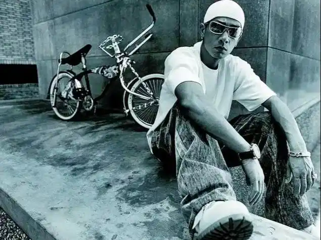 古惑仔系列 陈小春,原名陈小臻,是一位在香港演艺圈有着广泛 - 抖音