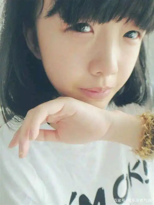 网红阿沁爱得真也要放得下,一张照片就能认出她是你的青春期