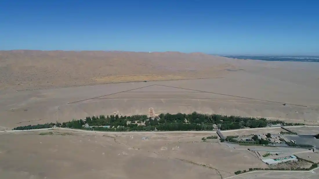 这是敦煌莫高窟全景(7月6日摄,无人机照片).新华社记者 刘诗平 摄