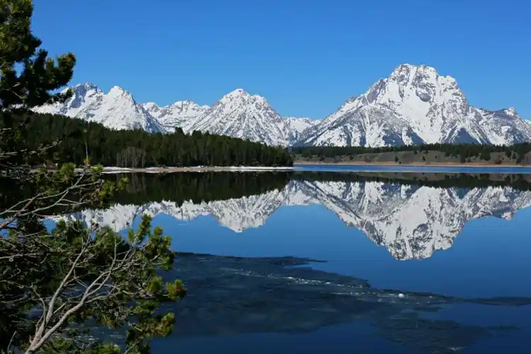 大提顿国家公园以巍峨壮丽的雪山,秀美冰川形成高山湖泊倒映美景无数