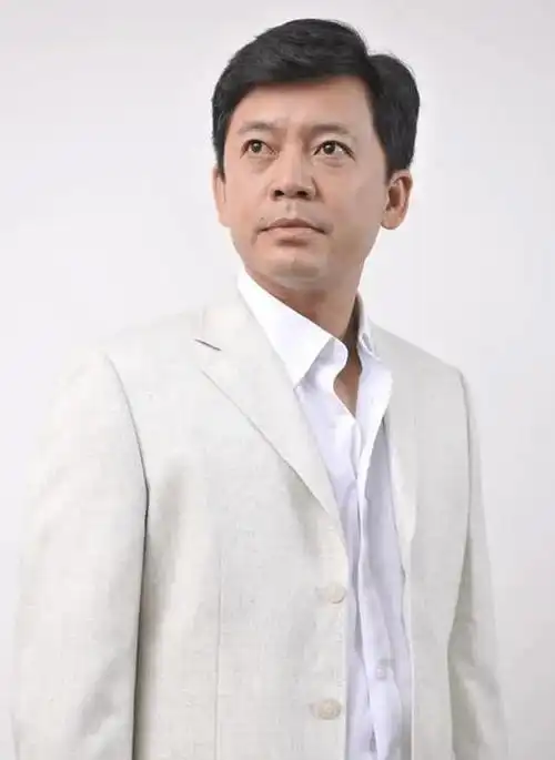 回顾演员何政军:我这辈子最正确的决定,就是娶了一个平凡的妻子