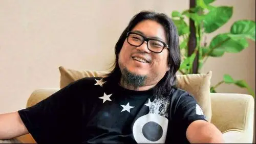 50岁高晓松深夜现身"按摩店",神态微醺啤酒肚惹眼,被网友调侃