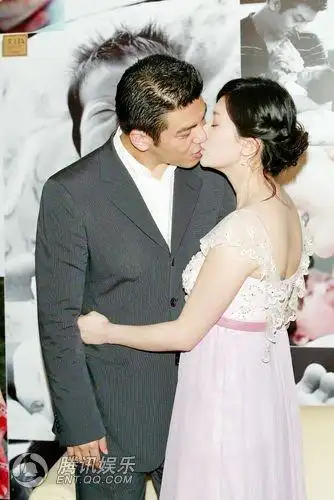 图:曾经恩爱的贾静雯和孙志浩夫妇图:贾静雯在新闻发布会上泪眼婆娑