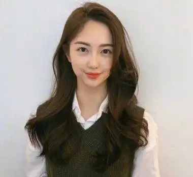 女生气质偏梳大卷烫发发型