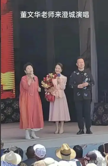 62岁董文华低调出现在陕西渭南农村,歌声嘹亮动人,风采仍然迷人