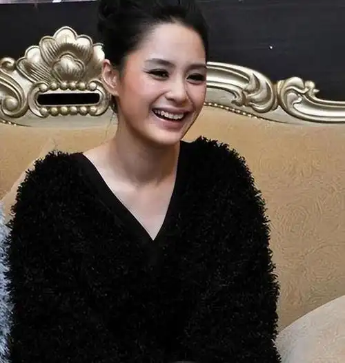 参与综艺节目《因为是朋友呀》的拍摄工作,与阿sa,容祖儿等人一同合作