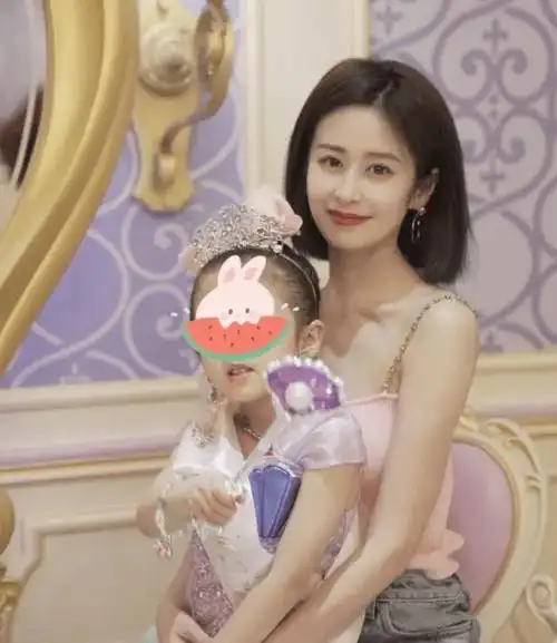 颖儿穿5岁女儿衣服秀身材,月亮衣服都是大牌,好多连吊牌都没剪_减肥