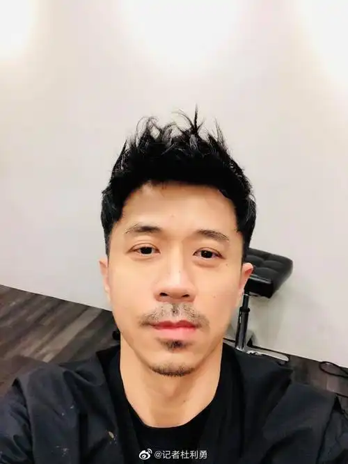 49岁光良近照蓄起胡渣变大叔范 剪清爽短发帅气有型