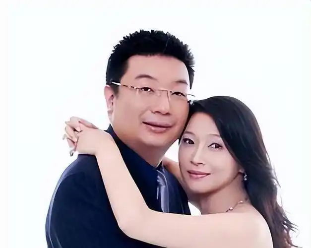 央视最美主持人李思思晒中秋全家福 首次晒出老公照片惊艳众人