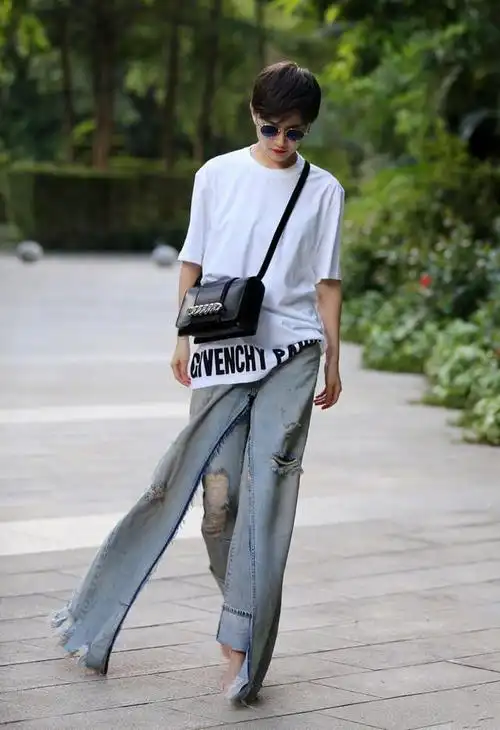 焦俊艳涂红唇架黑超晒街拍 牛仔裤裙走路拉风 帅到飞起