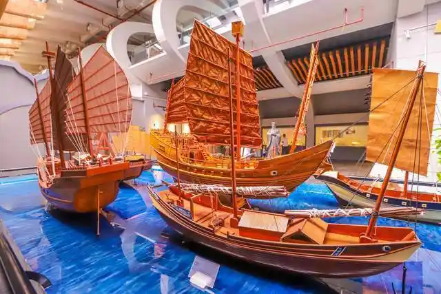 福船体型比沙船要高大许多,它角尖眠方两头翘,尾