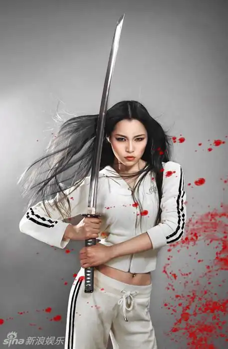 手持一柄长剑,两眼透出冷酷杀气,有种不寒而栗的感觉,挑衅感十足.