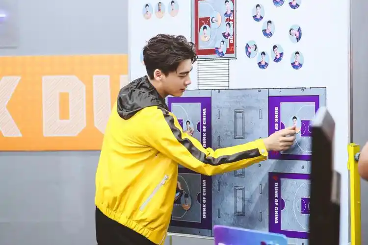 李易峰《这就是灌篮》暖心助力龙骑士 上场打球引期待