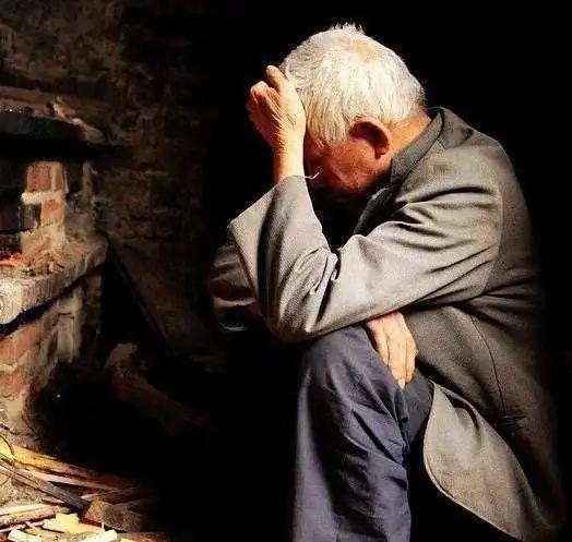 晚年凄凉的老人多半都是自找的,你不要可怜他!年轻时自私是主因