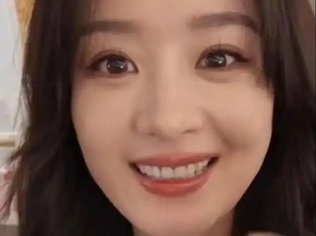 赵丽颖最新动态引热议嘴歪脸僵牙齿白是过度医美还是整容了