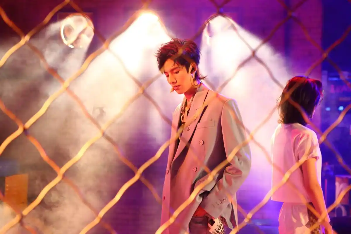 刚刚开完个人生日会的邓超元又为大家带来了新的礼物,生日会珍藏版mv