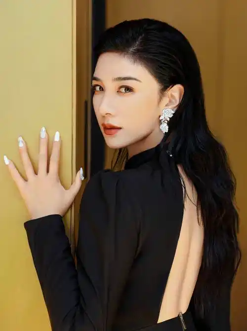 黄奕黑色连衣裙优雅时尚写真