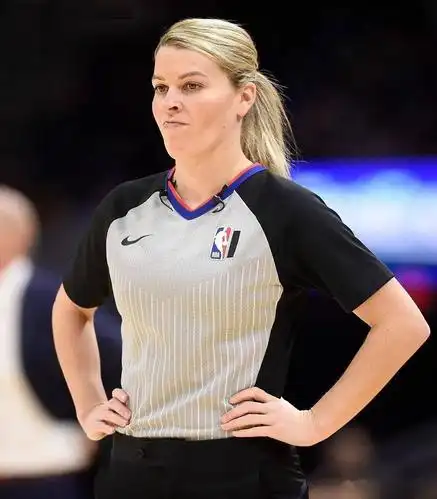 【nba历史首次】在正式比赛中,两位女性裁判同场执裁