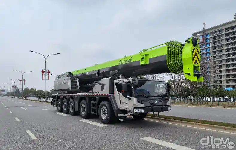 130再添悍将全地面驰骋无疆中联重科130吨双发全地面起重机震撼上市