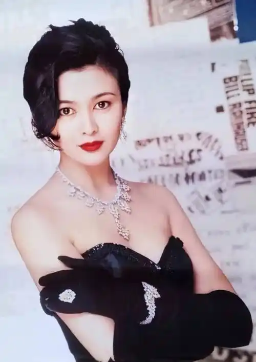 在娱乐圈闹得鸡飞狗跳,香港女神关之琳,靠买楼赚了上亿身价_珠宝店