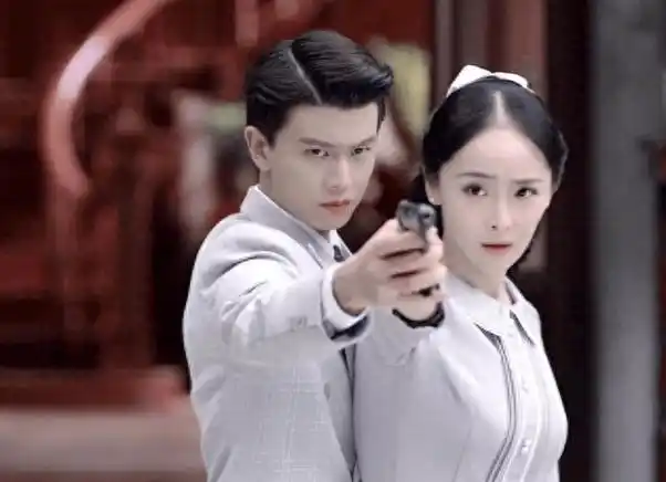 任嘉伦第二次爆火,则是和谭松韵主演拍摄的《锦衣之下》,谭松韵如今